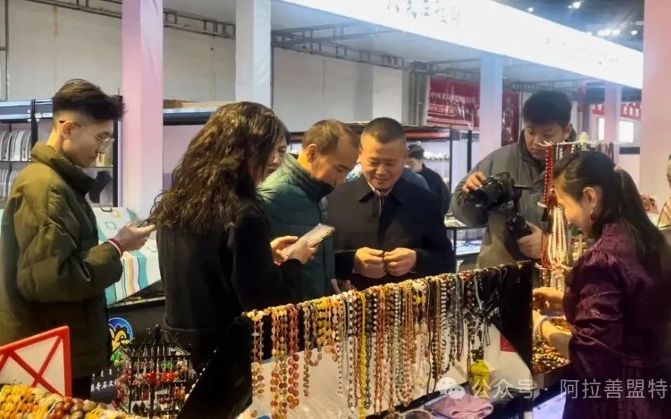 以特色产业为媒 蒙古国巴彦洪格尔省代表团参观阿拉善特色产业展区2.png