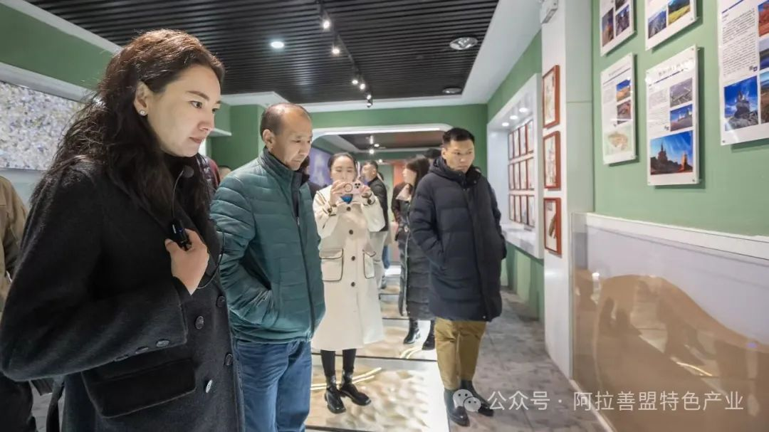 以特色产业为媒 蒙古国巴彦洪格尔省代表团参观阿拉善特色产业展区1.png