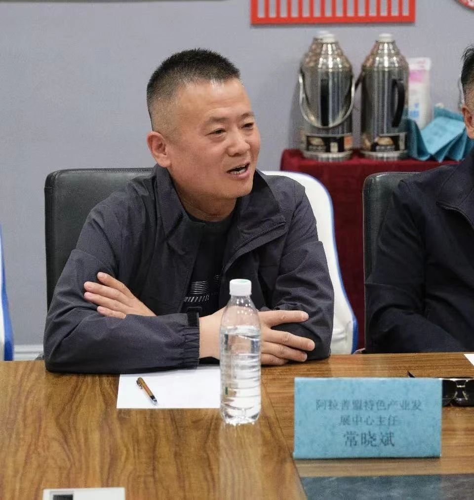 中共阿拉善盟特色产业发展中心召开党组中心组理论学习第4次（扩大）学习暨深入贯彻中央八项规定精神学习教育会